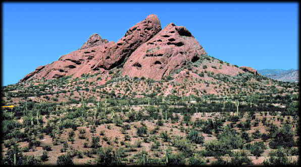 Una de los Papago Buttes tal como se en desde el Desert Botanical Garden en Phoenix, Arizona, panormica noroeste.