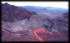 La turquesa es un derivado de las operaciones de minas de cobre como la que se encuentra en Clifton, Arizona.