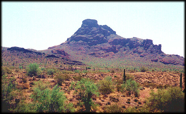 Red Mountain, viendo al Este desde el Beeline Highway, entre Phoenix y Payson, Arizona.