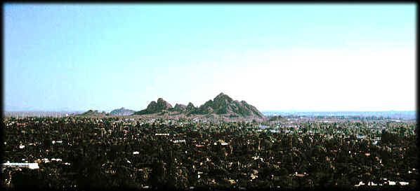 Viendo el sureste hacia los Papago Buttes en Papago Park, Phoenix, Arizona.