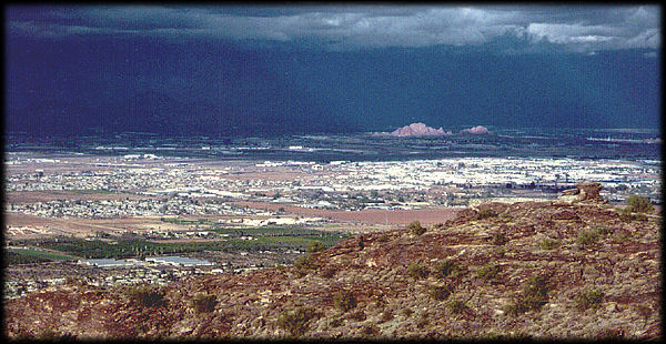 Rayos de luz alumbran los Papago Buttes en Papago Park, Phoenix, Arizona.